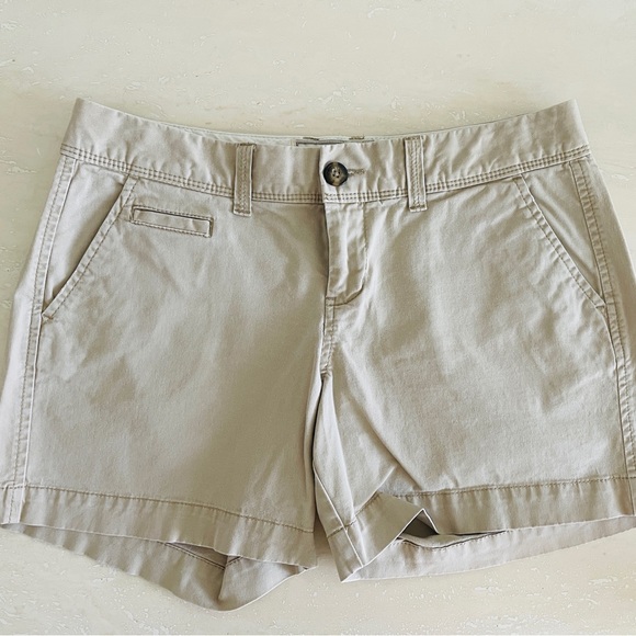 Classic Tan Women's 5” Shorts Old Navy Khakis Low Rise 2 - Picture 1 of 4
